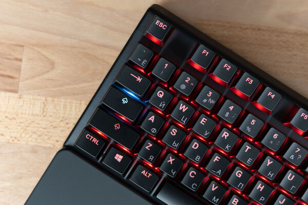 Обзор SteelSeries Apex 5: дисплей вместо индикаторов — Тактильные полумеханические переключатели. 3