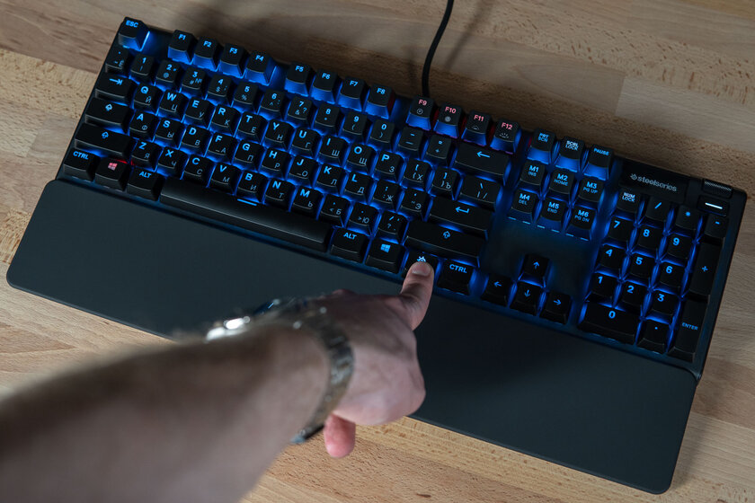 Обзор SteelSeries Apex 5: дисплей вместо индикаторов — Тактильные полумеханические переключатели. 2