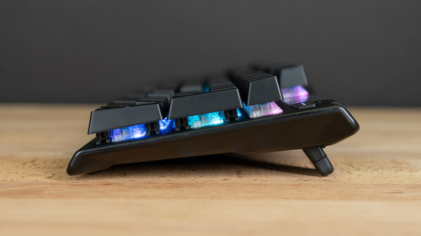 Обзор SteelSeries Apex 5: дисплей вместо индикаторов — Монолитный и эргономичный корпус. 3