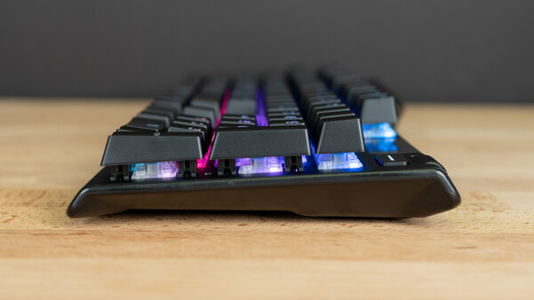 Обзор SteelSeries Apex 5: дисплей вместо индикаторов — Монолитный и эргономичный корпус. 4