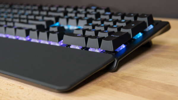 Обзор SteelSeries Apex 5: дисплей вместо индикаторов — Монолитный и эргономичный корпус. 1