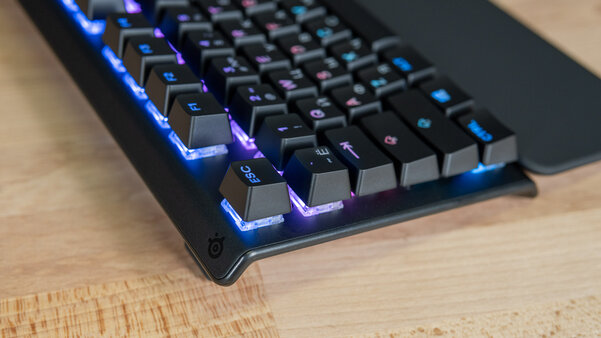 Обзор SteelSeries Apex 5: дисплей вместо индикаторов — Монолитный и эргономичный корпус. 2