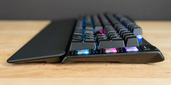 Обзор SteelSeries Apex 5: дисплей вместо индикаторов — Монолитный и эргономичный корпус. 6