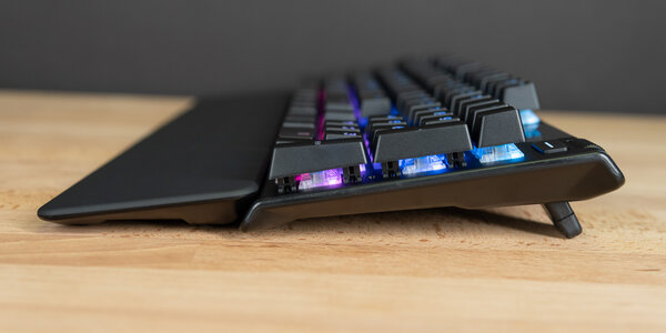 Обзор SteelSeries Apex 5: дисплей вместо индикаторов — Монолитный и эргономичный корпус. 7