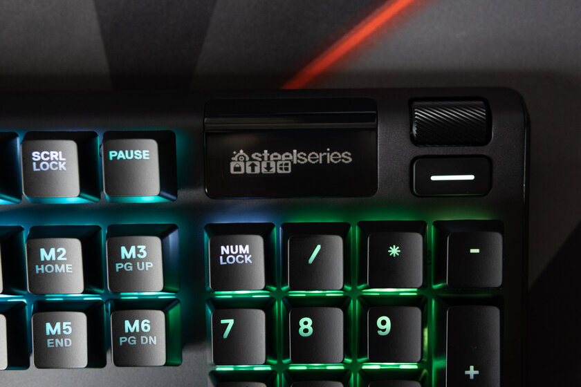 Обзор SteelSeries Apex 5: дисплей вместо индикаторов — Многофункциональный дисплей. 1