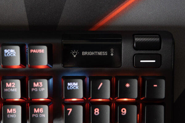 Обзор SteelSeries Apex 5: дисплей вместо индикаторов — Многофункциональный дисплей. 8