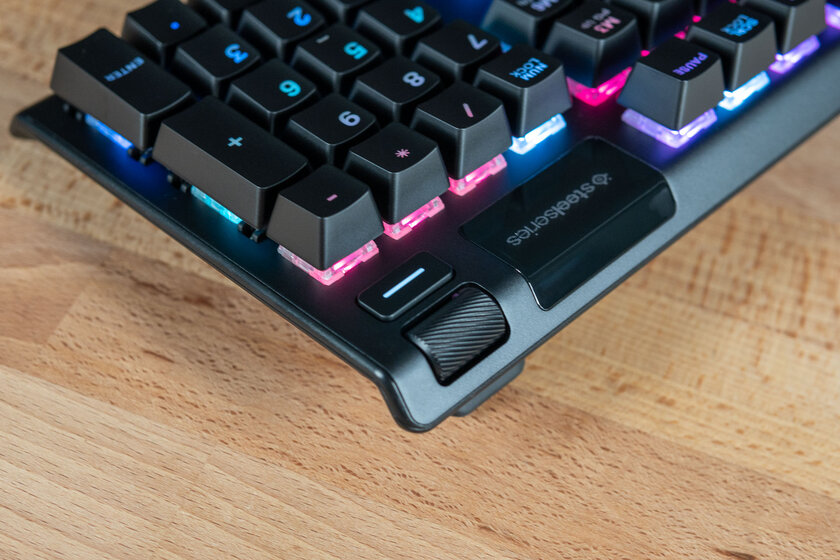 Обзор SteelSeries Apex 5: дисплей вместо индикаторов — Многофункциональный дисплей. 13
