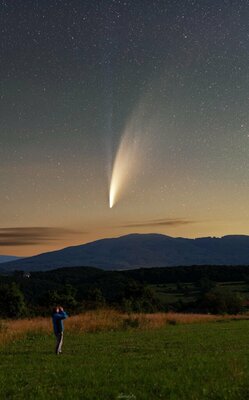 Станут отличными обоями. Лучшие фотографии одной из самых ярких комет NEOWISE