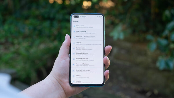 Обзор OnePlus Nord: новый смартфон кажется очень знакомым — Корпус и внешний вид. 7