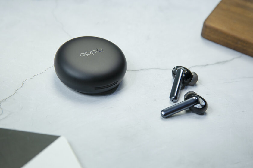 Новые наушники OPPO Enco W31 получили необычный кейс-пудреницу