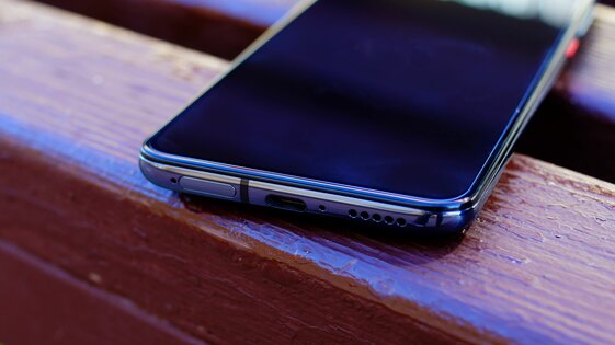 Обзор Xiaomi POCO F2 Pro: смартфон с мощнейшим железом и необычным экраном