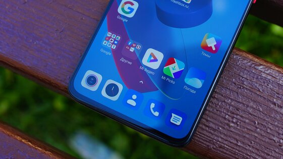 Обзор Xiaomi POCO F2 Pro: смартфон с мощнейшим железом и необычным экраном