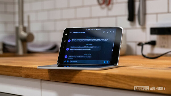 Обзор Microsoft Surface Duo в реальной жизни: совсем не похожий на другие