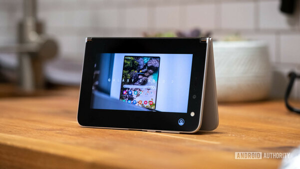 Обзор Microsoft Surface Duo в реальной жизни: совсем не похожий на другие