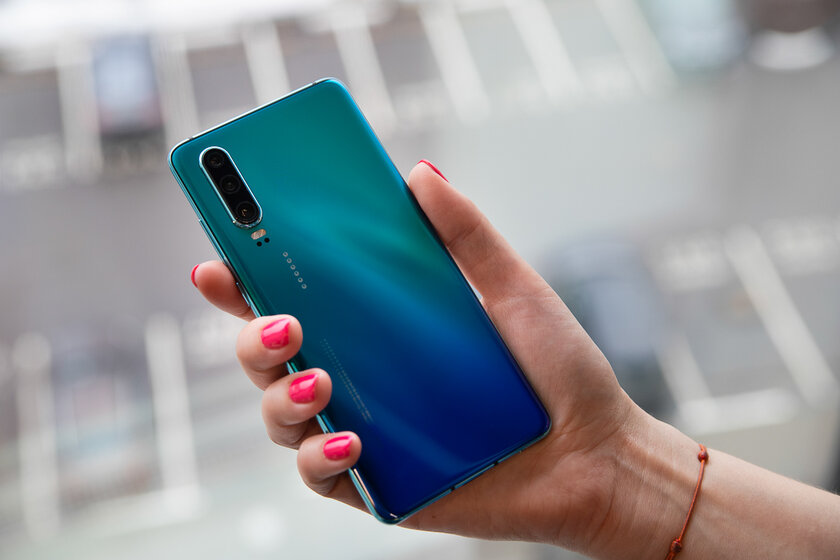 Дорога в неизвестность: китайцы массово скупают дорожающие смартфоны Huawei Дорога в неизвестность: китайцы массово скупают дорожающие смартфоны Huawei