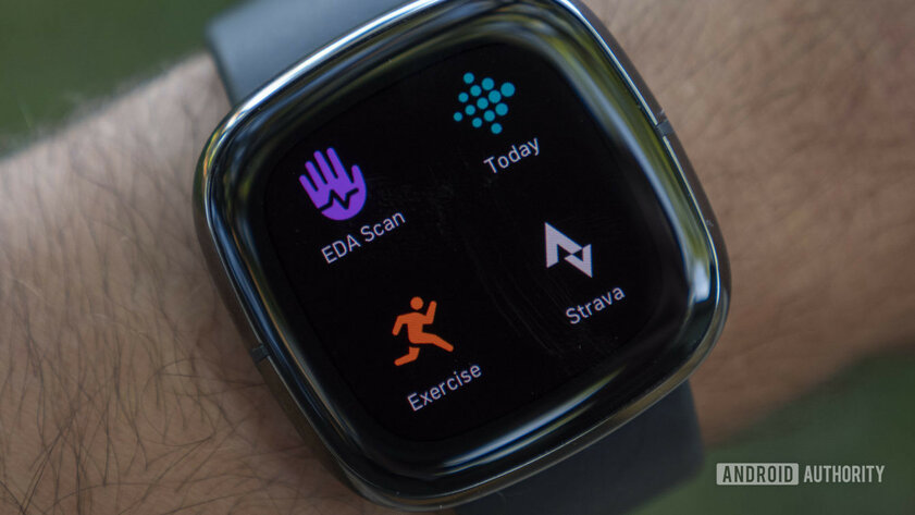 Обзор Fitbit Sense: точный GPS и хорошая автономность, но не без странностей