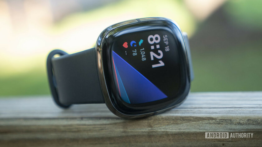 Обзор Fitbit Sense: точный GPS и хорошая автономность, но не без странностей