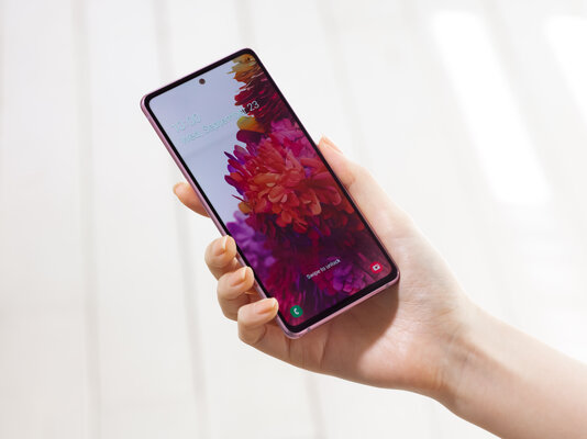 Упрощённый Galaxy S20 FE почти не отличается от флагмана и стоит дешевле