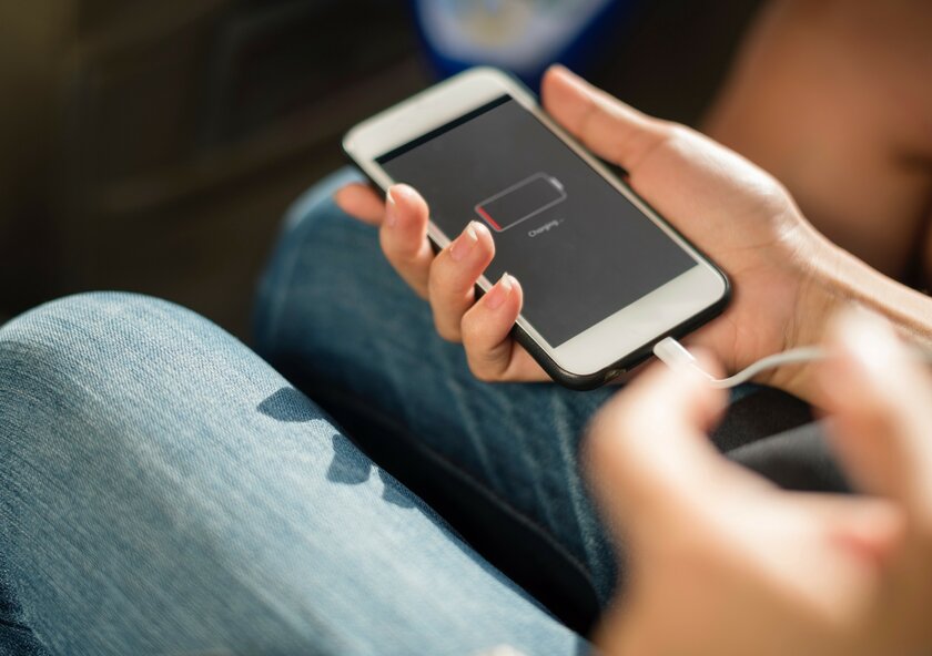 Как сделать так, чтобы iPhone говорил при подключении зарядки