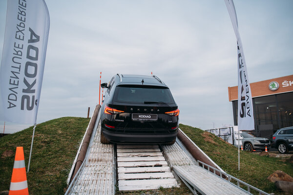 Полноприводная Skoda Karoq и другие новинки на загородном полигоне