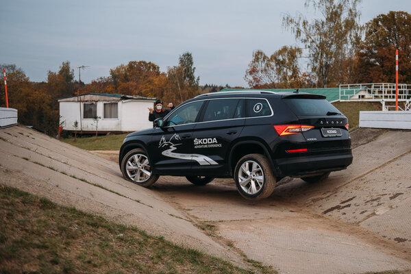 Полноприводная Skoda Karoq и другие новинки на загородном полигоне