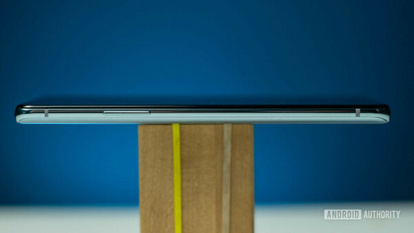 Обзор OnePlus 8T: экран на 120 Гц, зарядка на 65 Вт и тонна смелости