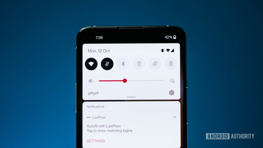 Обзор OnePlus 8T: экран на 120 Гц, зарядка на 65 Вт и тонна смелости