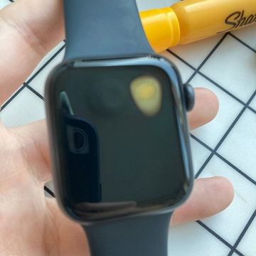 Фото: Apple Watch SE перегреваются, плавя экран и оставляя следы на руке