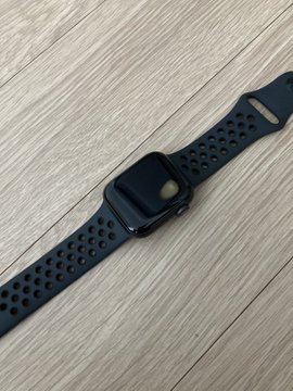 Фото: Apple Watch SE перегреваются, плавя экран и оставляя следы на руке