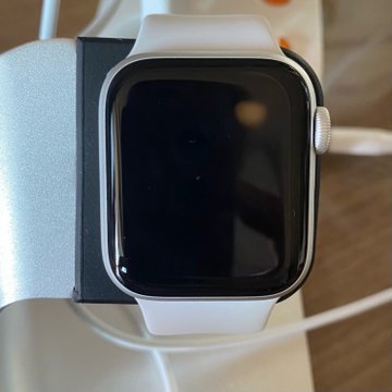 Фото: Apple Watch SE перегреваются, плавя экран и оставляя следы на руке