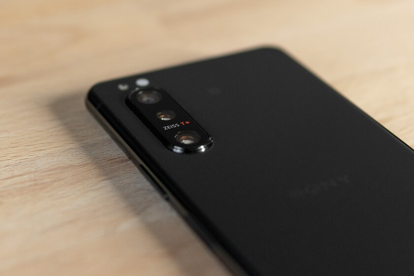 Sony Xperia 5 II — необычный смартфон, очень длинный и со странными камерами. Тестируем новинку