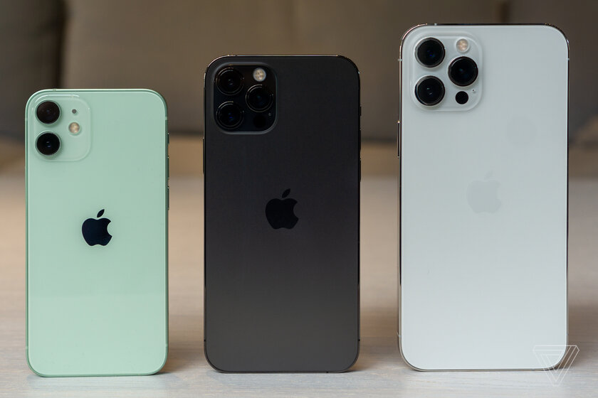 Просто малыш: iPhone 12 mini вживую сравнили по размеру со старыми и новыми моделями