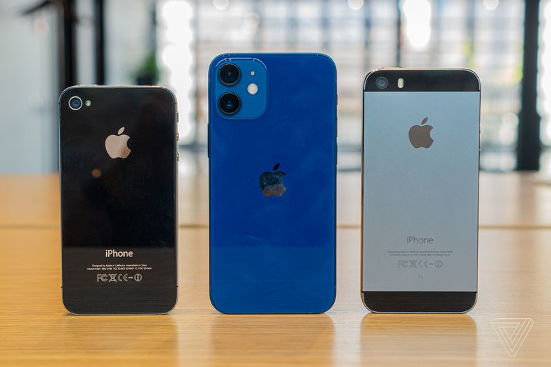 Просто малыш: iPhone 12 mini вживую сравнили по размеру со старыми и новыми моделями