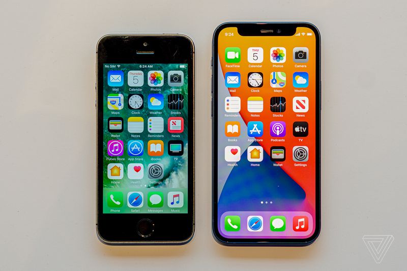 Просто малыш: iPhone 12 mini вживую сравнили по размеру со старыми и новыми моделями