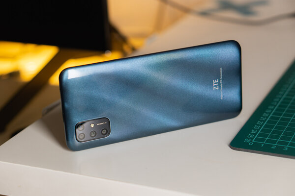 Обзор ZTE Blade V2020 Smart: недорогой смартфон на странном процессоре — Дизайн. 1