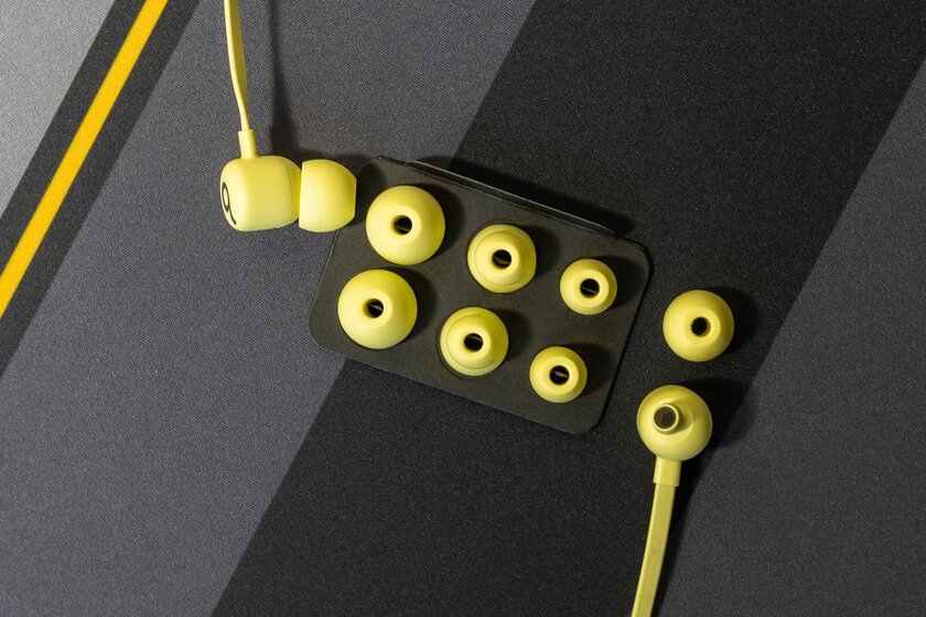 Каковы самые дешёвые наушники от Apple? Тестируем яркие Beats Flex
