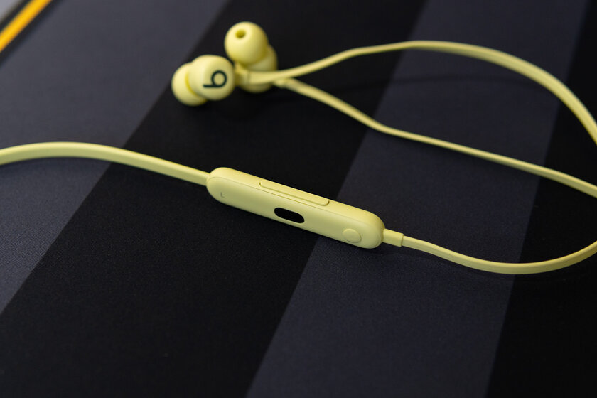 Каковы самые дешёвые наушники от Apple? Тестируем яркие Beats Flex