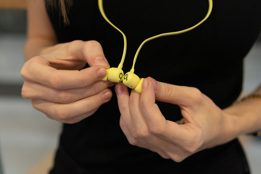 Каковы самые дешёвые наушники от Apple? Тестируем яркие Beats Flex