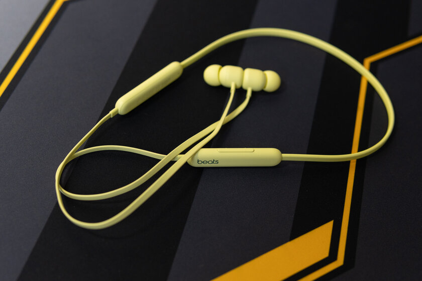 Каковы самые дешёвые наушники от Apple? Тестируем яркие Beats Flex