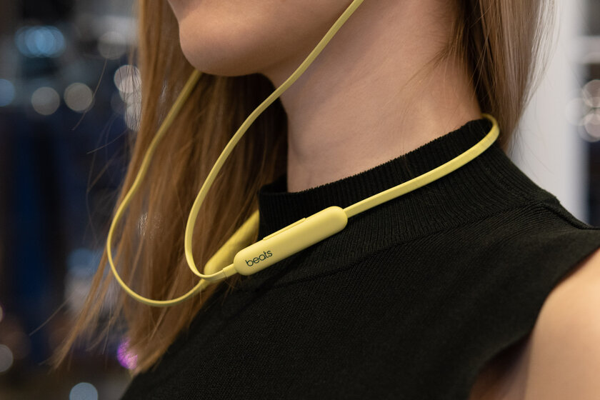 Каковы самые дешёвые наушники от Apple? Тестируем яркие Beats Flex