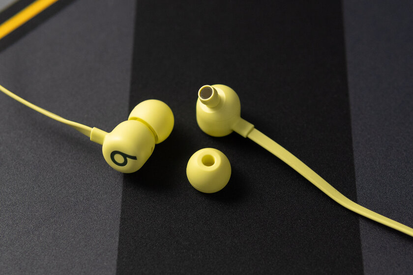 Каковы самые дешёвые наушники от Apple? Тестируем яркие Beats Flex