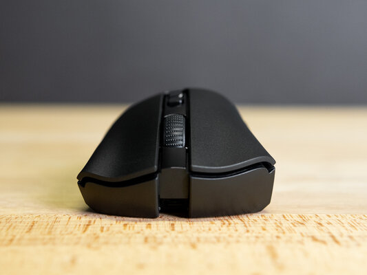 Обзор Razer DeathAdder V2 Pro: беспроводное подключение и знакомая асимметричная форма — Внешний вид и эргономика. 1