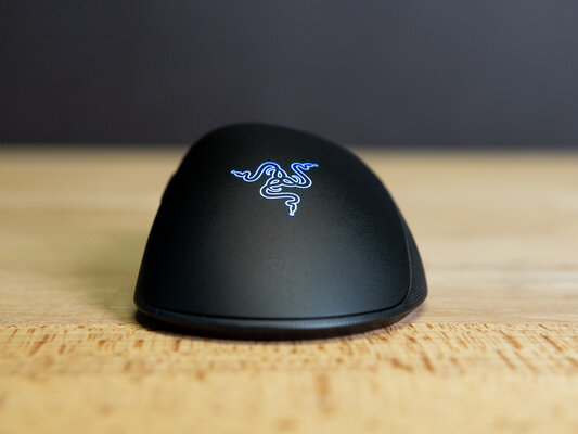 Обзор Razer DeathAdder V2 Pro: беспроводное подключение и знакомая асимметричная форма — Внешний вид и эргономика. 3
