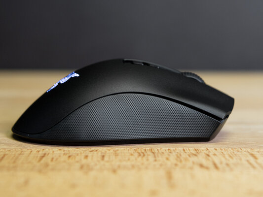 Обзор Razer DeathAdder V2 Pro: беспроводное подключение и знакомая асимметричная форма — Внешний вид и эргономика. 4