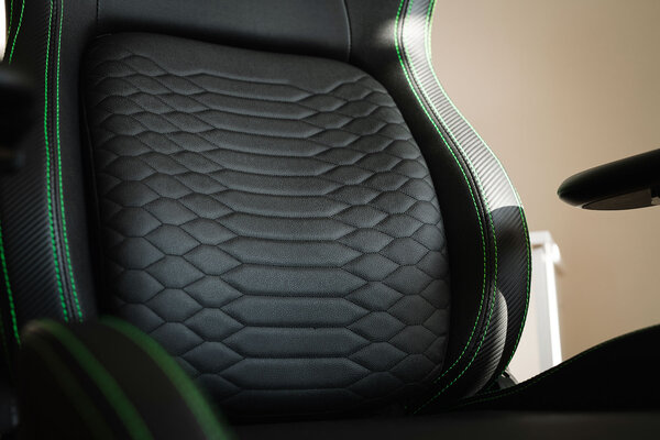 Сидел весь день, а спина не затекла. Обзор кресла Razer Iskur