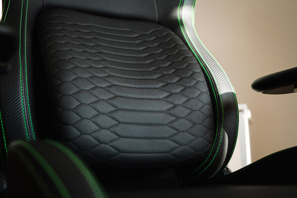 Сидел весь день, а спина не затекла. Обзор кресла Razer Iskur