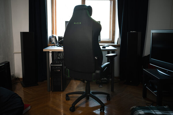 Сидел весь день, а спина не затекла. Обзор кресла Razer Iskur