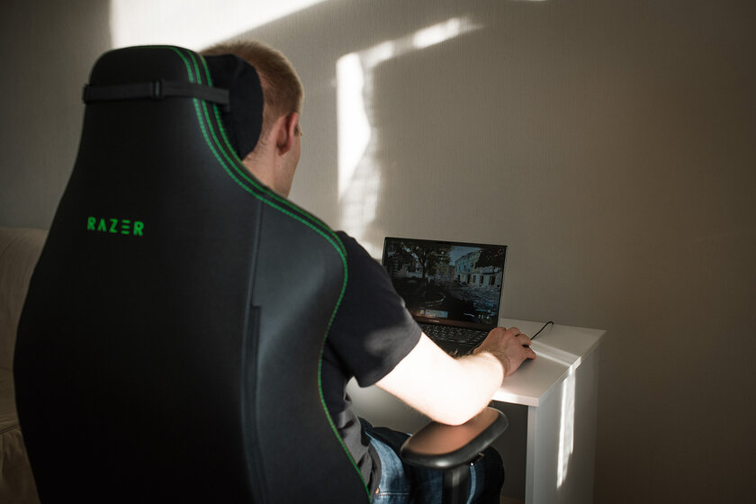 Сидел весь день, а спина не затекла. Обзор кресла Razer Iskur