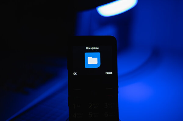 Обзор Philips Xenium E207 — беспроигрышный вариант для старшего поколения