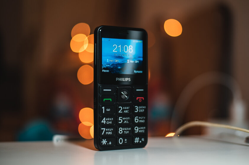 Обзор Philips Xenium E207 — беспроигрышный вариант для старшего поколения